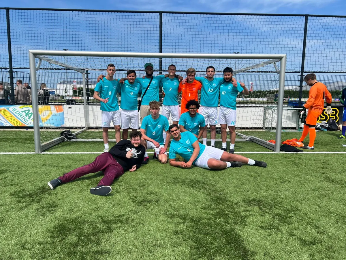 Voetbalteam met bedrukte shirts en broekjes door Custom Operations